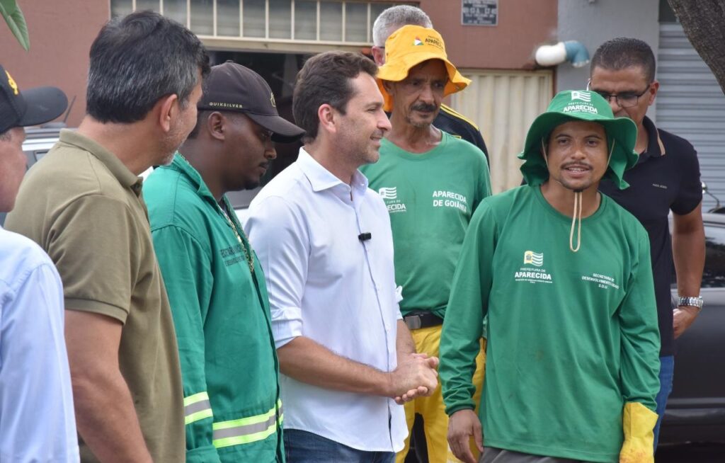 Leandro Vilela acompanha implantação de grama esmeralda em canteiros de avenidas de Aparecida