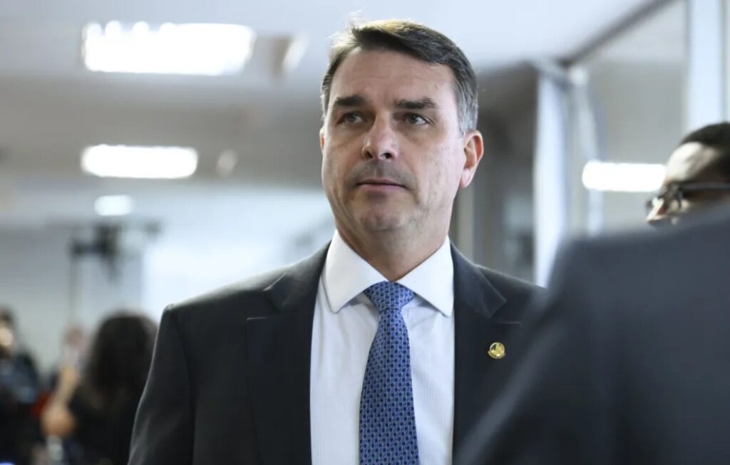 Justiça suspende ordem de remoção e mantém postagem de Flávio que citava 'partido do tráfico'