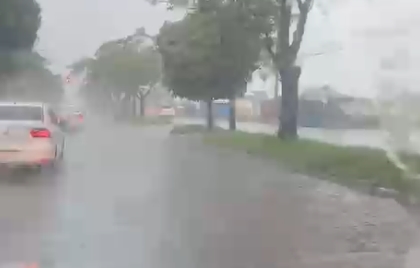 Chuvas provocam alagamentos em calçadas e pontos de ônibus em Goiânia