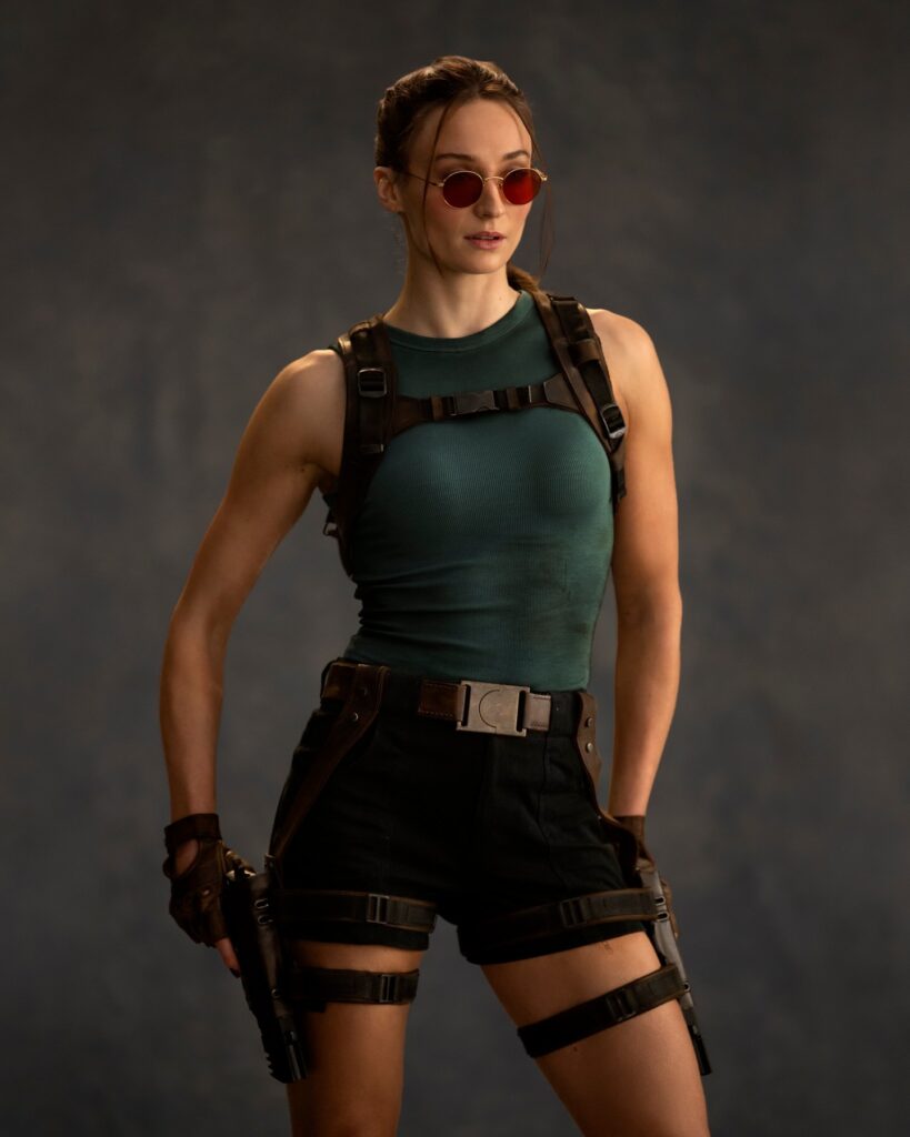 Sophie Turner como Lara Croft (foto: divulgação/Prime Video)