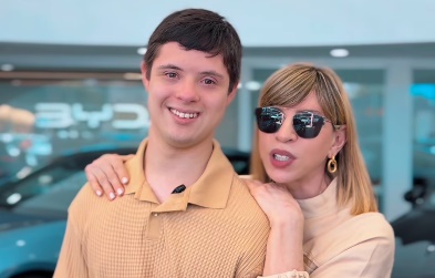 Influenciador goiano João Vitor de Paiva se emociona ao presentear a mãe com carro zero