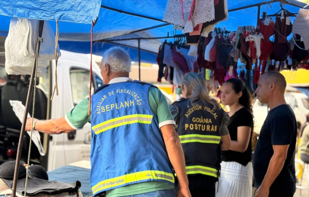 Prefeitura orienta ambulantes da Avenida 24 de Outubro sobre oportunidades de regularização