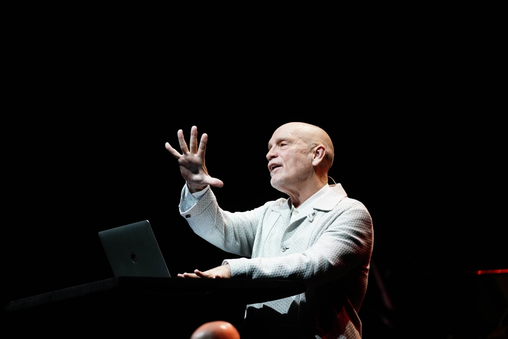 John Malkovich na peça (Foto: divulgação)