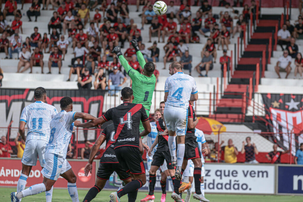 Atlético-GO e Crac empatam sem gols em Goiânia
