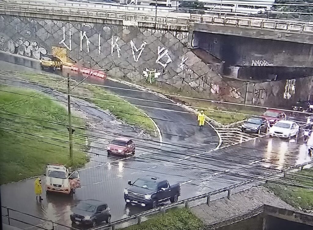 Acessos à Marginal Botafogo são interditados após elevação de córrego durante chuva