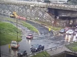 Acessos à Marginal Botafogo são interditados após elevação de córrego durante chuva