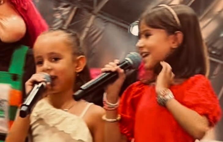 Irmãs Geovanna e Yohanna se apresentam no Show Kids da Sorveteria Duo Gelatto Oeste