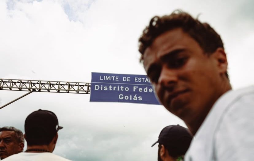 Caminhada de Nikolas Ferreira passa por cidades goianas e chega a Brasília para ato pró-Bolsonaro