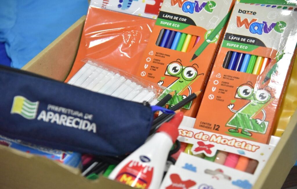 Leandro Vilela entrega materiais escolares e uniformes para mais de 44 mil alunos em Aparecida