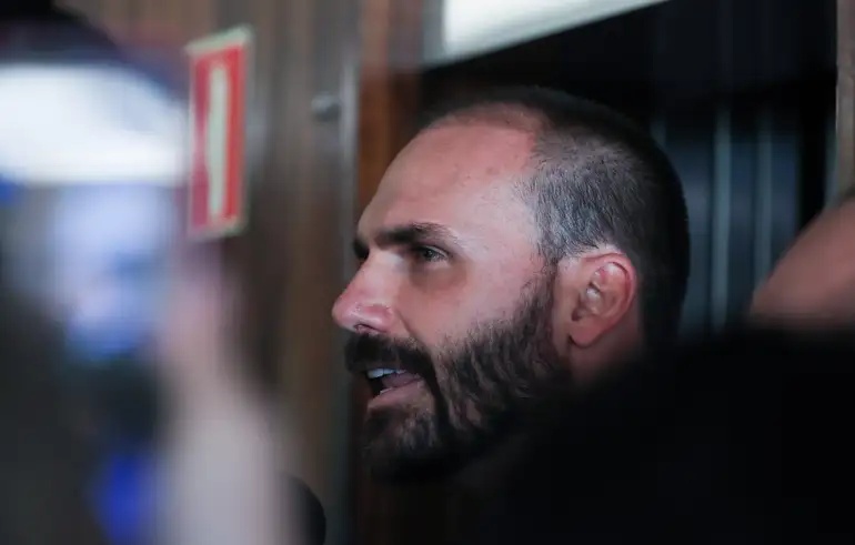PF determina retorno imediato de Eduardo Bolsonaro a cargo de escrivão