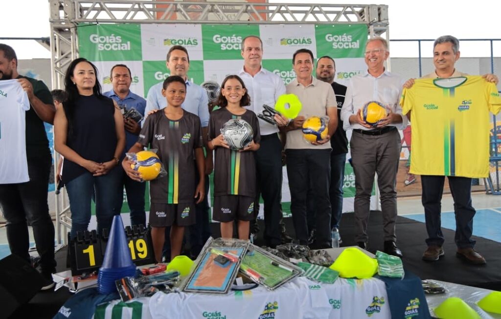 Leandro Vilela entrega 100 kits esportivos para crianças e adolescentes de Aparecida