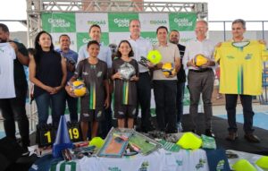 Leandro Vilela entrega 100 kits esportivos para crianças e adolescentes de Aparecida