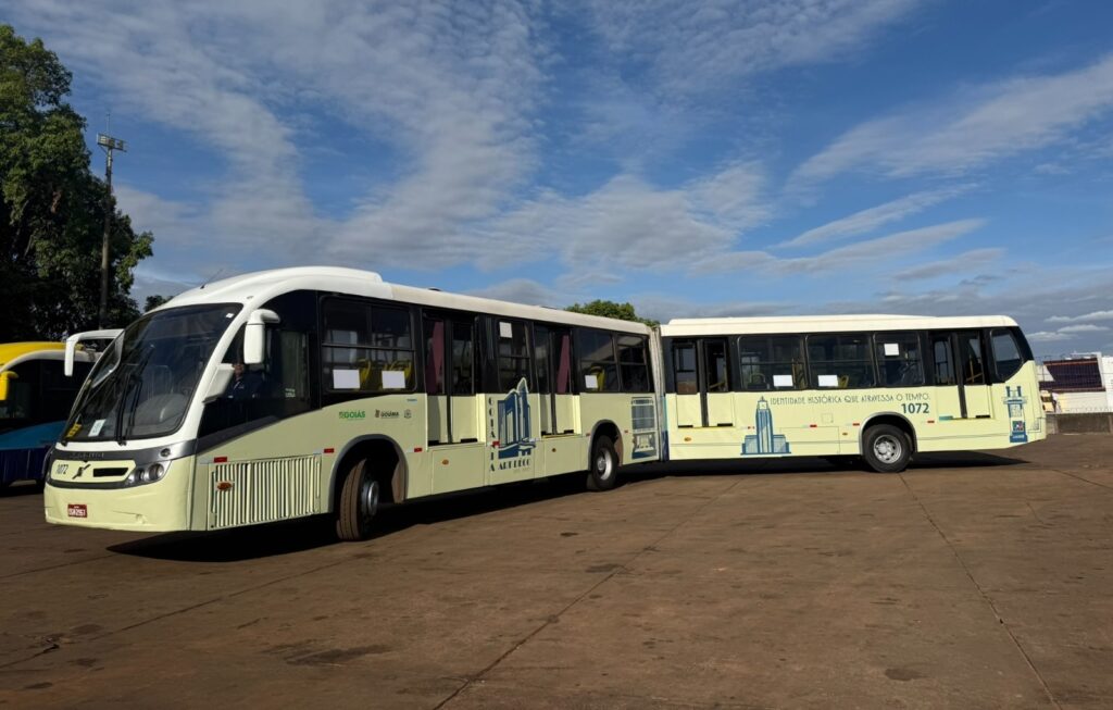 Ônibus decorados com ilustrações Art Déco circulam em Goiânia até fim de janeiro