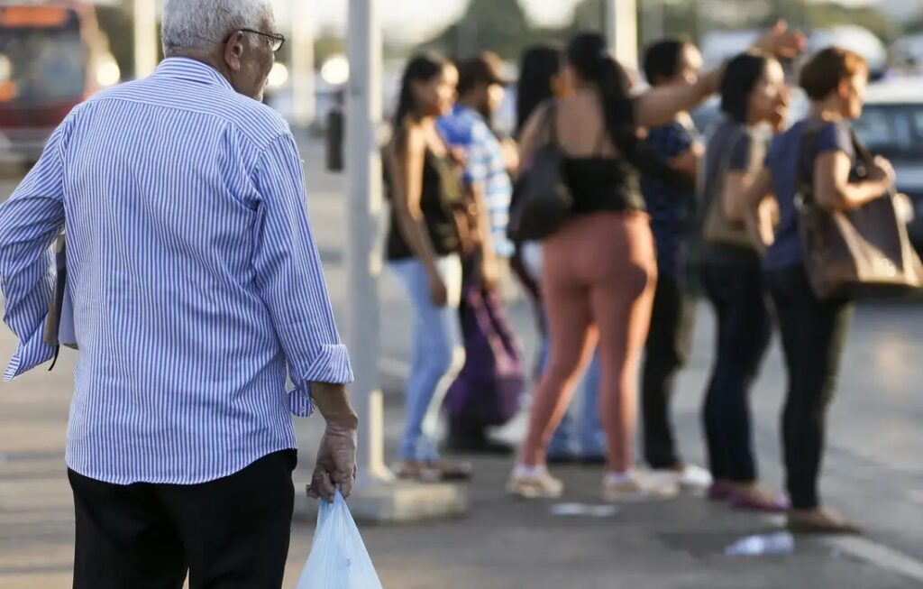 Teto de pensionista e aposentado do INSS sobe para R$ 8.475,55 em 2026