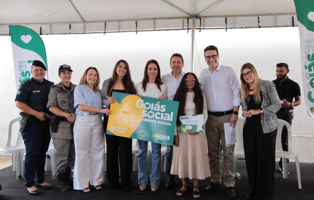 Prefeito Vilela entrega certificados aos alunos de cursos profissionalizantes do Cram em Aparecida