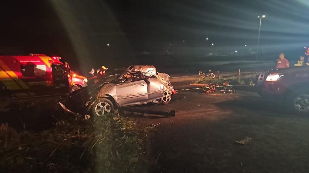 Dois jovens morrem após capotamento no trecho da GO-080 entre Nerópolis e Petrolina de Goiás