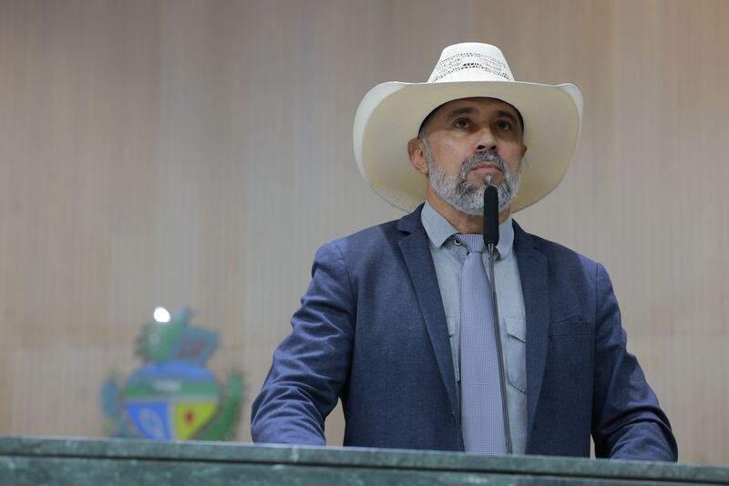 Deputado sugere uso da Bíblia como material de apoio em escolas estaduais de Goiás