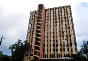 Hotel de luxo é implodido em Brasília