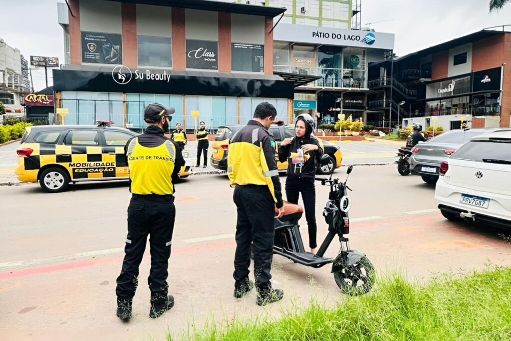 Blitzes educativas alertam condutores de Goiânia sobre novas regras para ciclomotores