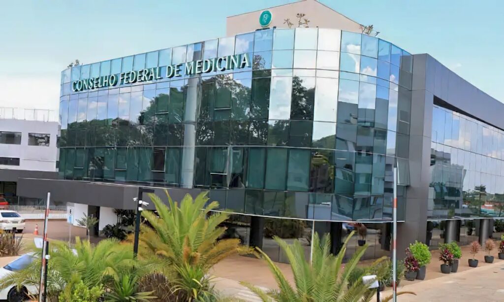 Conselho Federal de Medicina estuda usar Enamed para conceder registro profissional