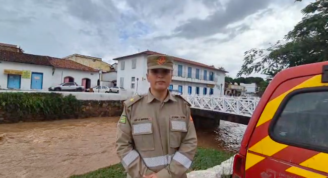 Rio Vermelho volta a níveis seguros e bombeiros tranquilizam população da cidade de Goiás