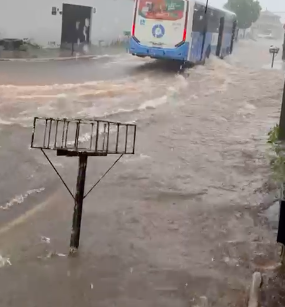 Chuva forte provoca transtornos em Goiânia e dificulta tráfego de veículos