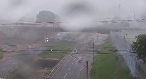 Chuva eleva nível do córrego e interdita acesso à Marginal Botafogo, em Goiânia