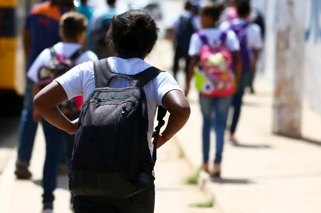 Entenda os riscos da mochila inadequada e do excesso de peso na coluna das crianças