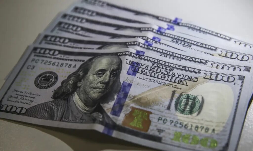 Dólar cai para R$ 5,20 e atinge menor valor em 20 meses
