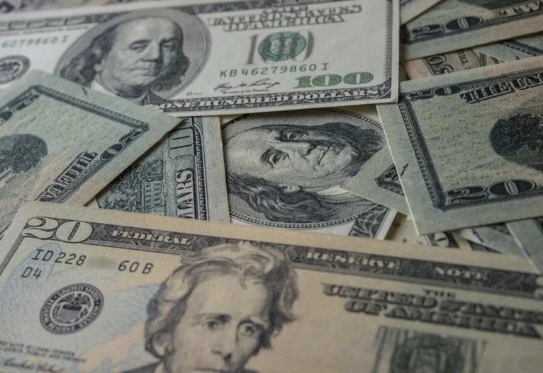 Taxa de desemprego dos EUA cai a 4,4% e salário médio por hora avança em dezembro