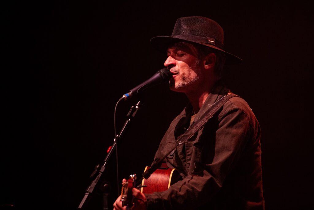 Dante Ventura revisita 30 anos de carreira em show gratuito no Teatro Goiânia