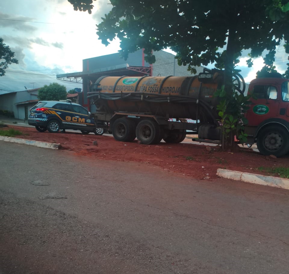 Caminhão limpa fossa é flagrado descartando resíduos às margens de córrego no Residencial Monte Pascoal II em Goiânia
