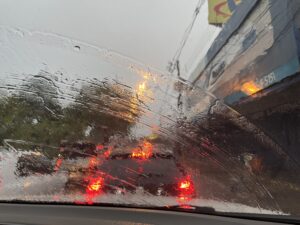 Trânsito intenso e chuva na Grande Goiânia marcam volta às aulas na rede pública