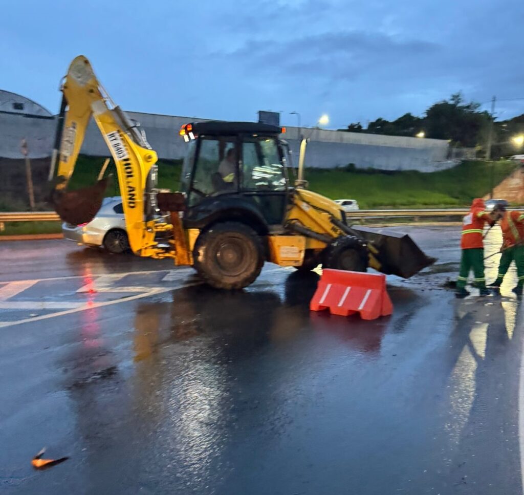 Comurg retira 12 toneladas de lama da Marginal Botafogo após chuva desta quarta-feira (7/1) em Goiânia 