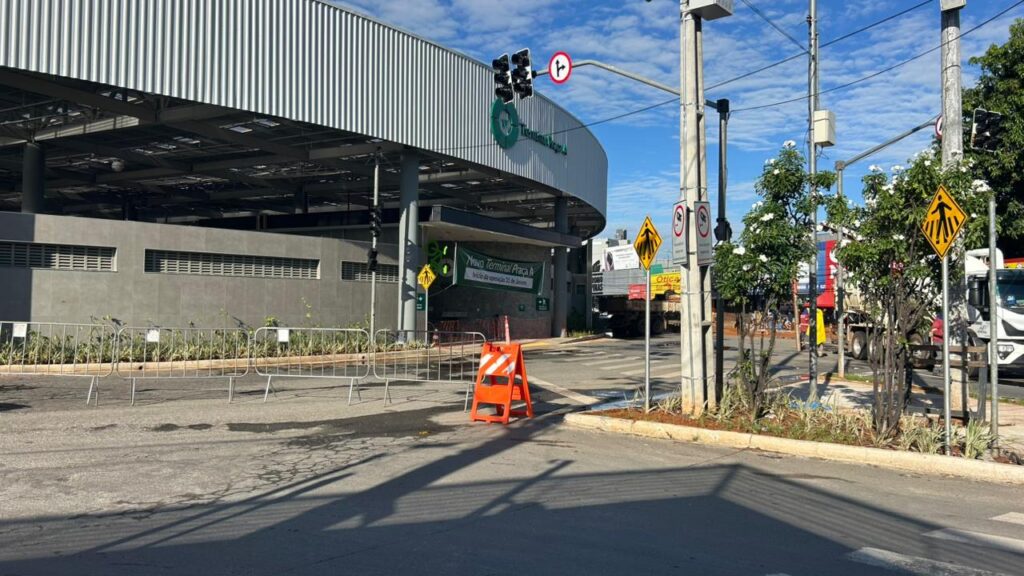 Obras de galeria pluvial no entorno do Terminal Praça A alteram trânsito na região