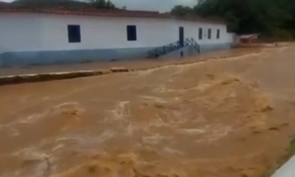 Bombeiros monitoram Rio Vermelho após cheia na cidade de Goiás