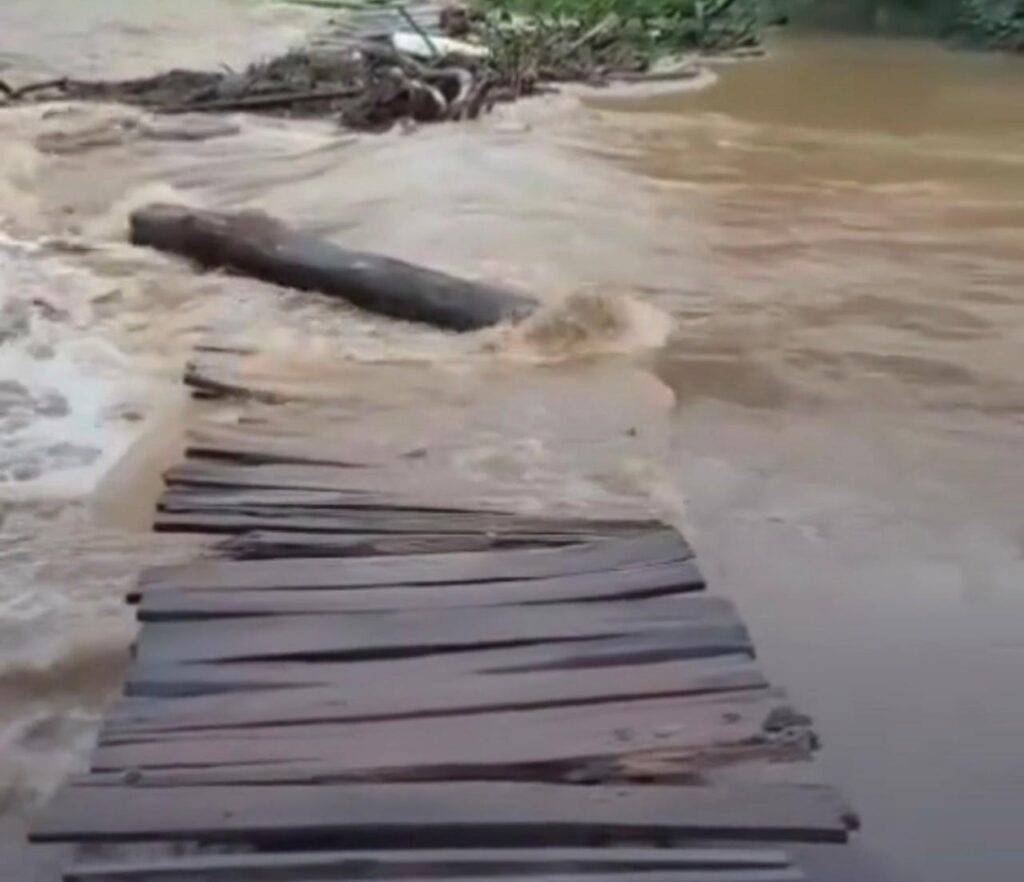 Chuva forte derruba passarela provisória sobre o Rio do Peixe, em Lagolândia