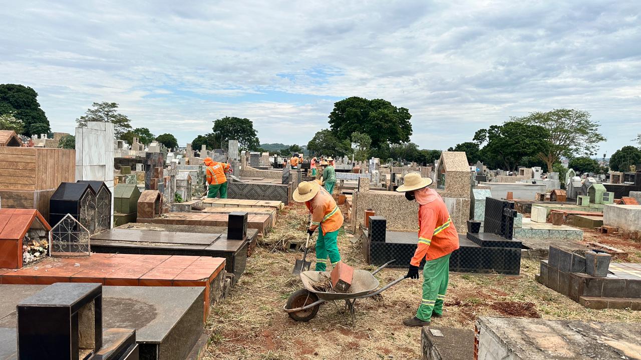 Comurg intensifica operação de zeladoria nos cemitérios de Goiânia