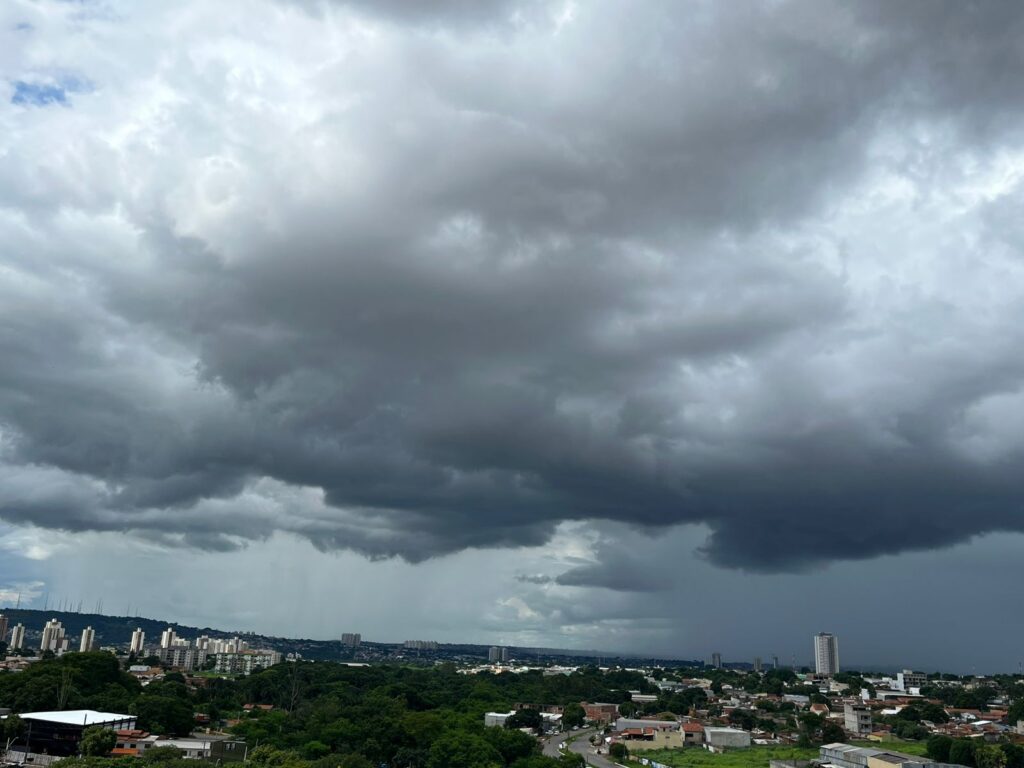 Corredor de umidade traz risco de chuvas intensas e ventos de até 100 km/h em Goiás