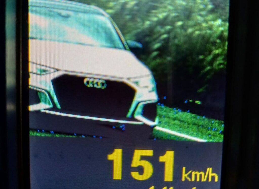 PRF flagra veículo sem placa a 151 km/h e prende motorista em Morrinhos