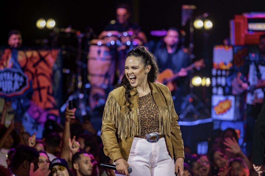 Luiza Martins recebe convidados e comanda ensaio de Carnaval em Goiânia