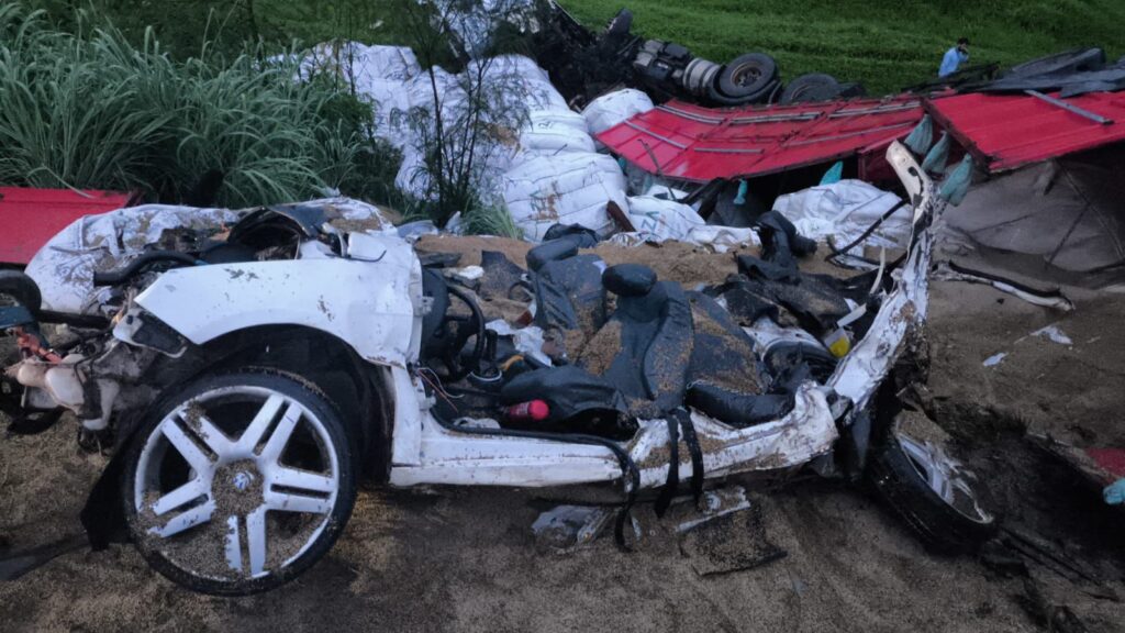 Três pessoas morrem em acidente envolvendo cinco veículos em Goianápolis