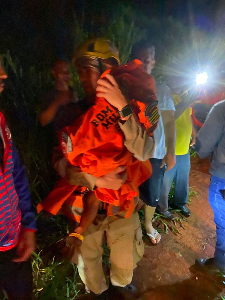 Bombeiros localizam criança desaparecida após buscas com cães e drone em Goianira