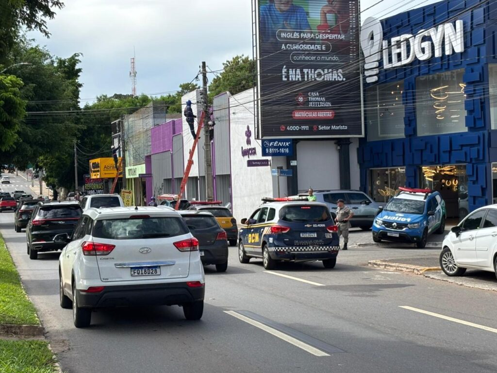 Prefeitura de Goiânia retira fios inservíveis da Avenida Jamel Cecílio