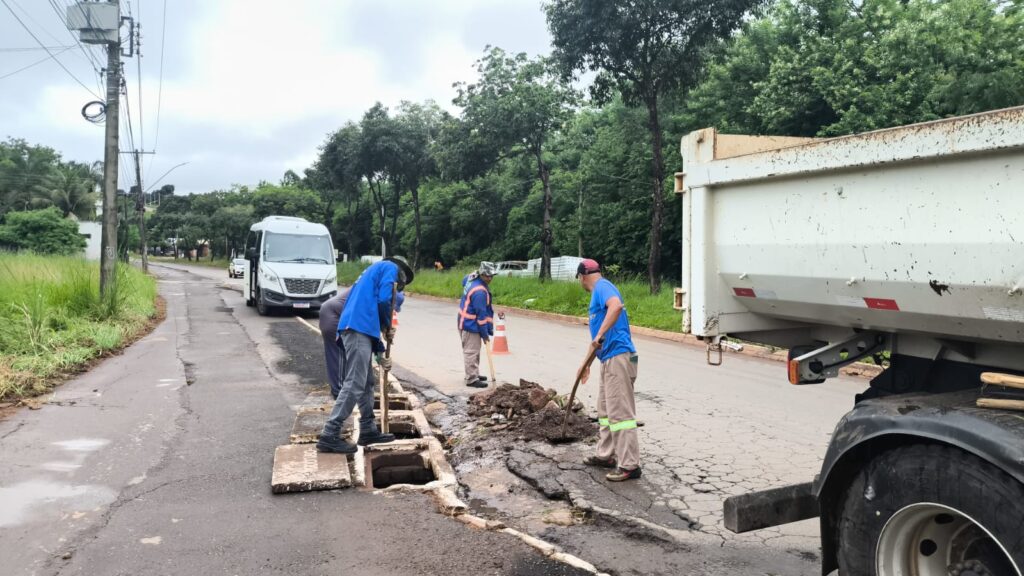 Operação retira mais de 121 toneladas de entulho da rede de drenagem de Goiânia
