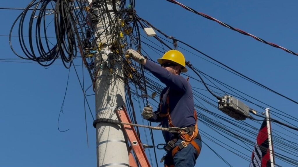 Prefeitura retira fios inservíveis para garantir segurança no pré-Carnaval de Goiânia