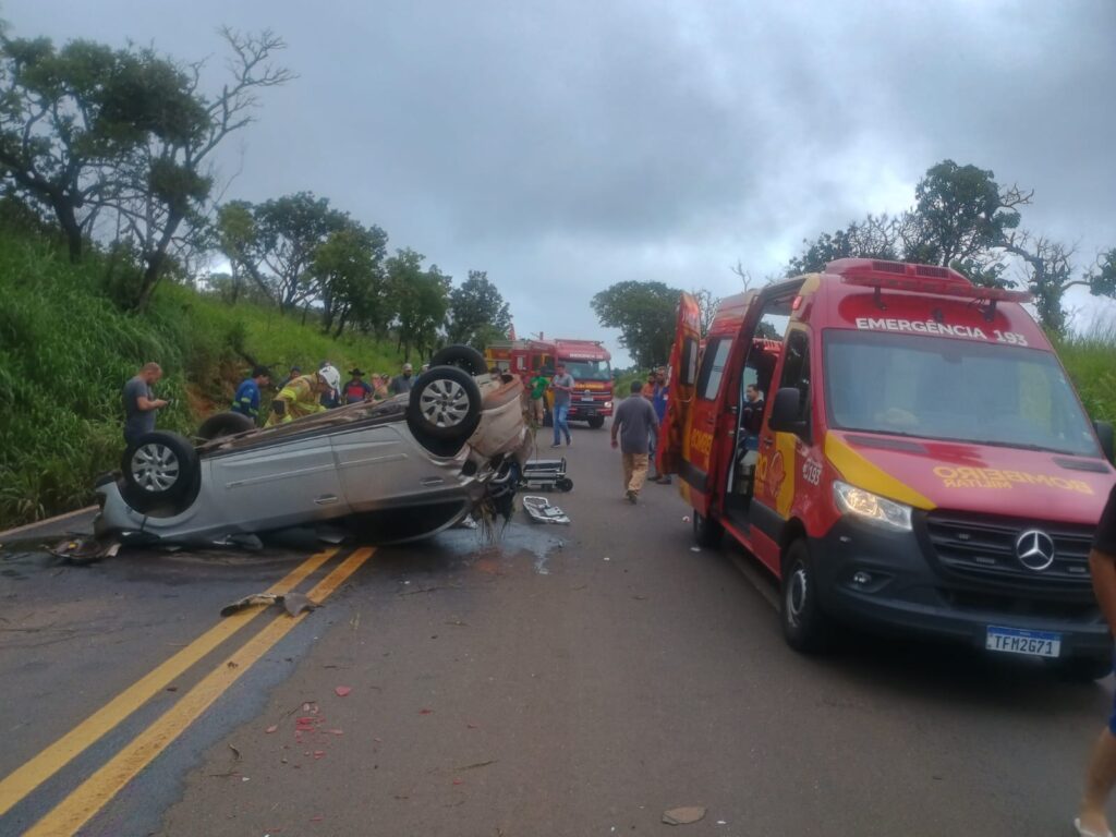 Três idosos ficam feridos em acidente envolvendo carro e carreta na BR-364, em Mineiros