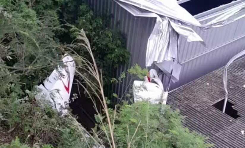 Avião de pequeno porte cai em galpão de oficina em Guarapari (ES)