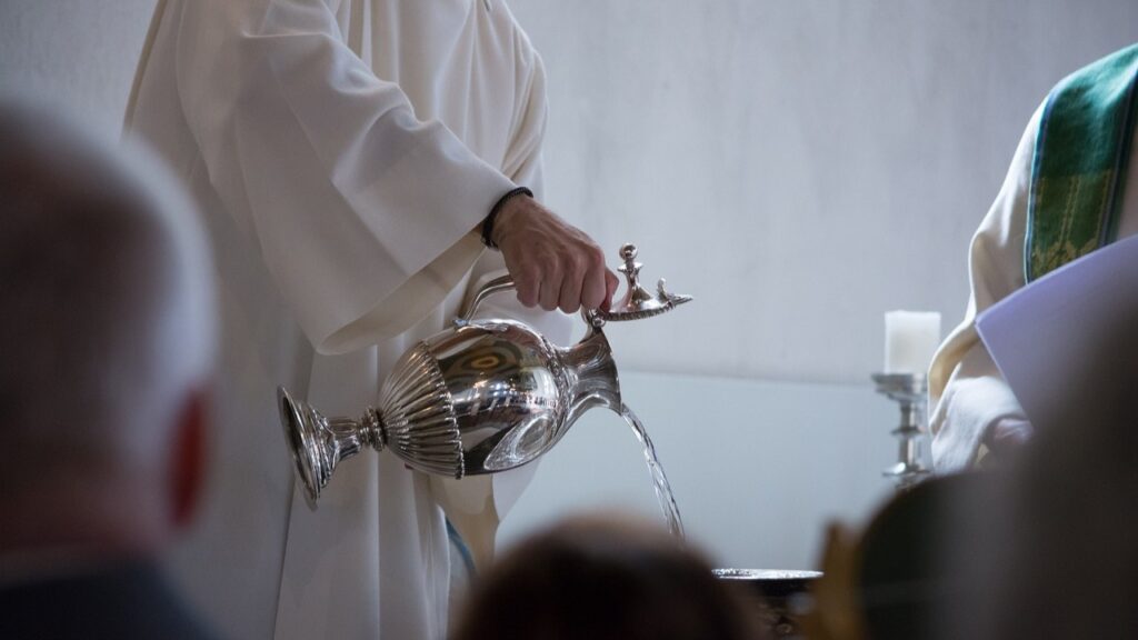 Mãe será indenizada por danos morais após pai batizar filho sem autorização em Goiás 
