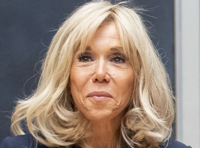 França condena 10 pessoas por assédio virtual sexista contra primeira-dama Brigitte Macron
